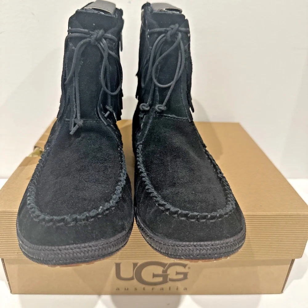 Ugg Australia Big Kid EU 36/US 6 Kyleigh Suede Fringe Moccasin Ankle Boots Black